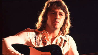 Junger Peter Maffay in den 70er Jahren mit Gitarre