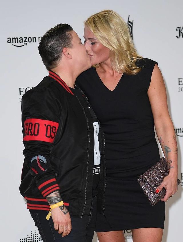 Kerstin Ott küsst ihre Ehefrau Karolina bei den "Echos" 2018.