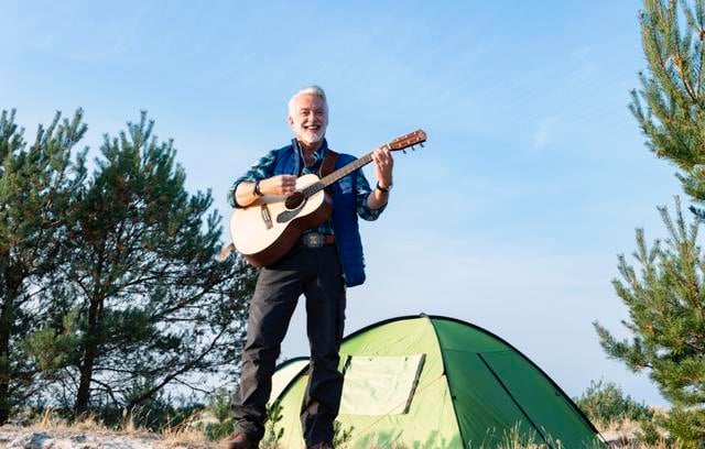 So lieben ihn seine Fans: Camping-Kalle (Christoph M. Ohrt) mit Gitarre und Zelt in „Camping mit Herz“. 