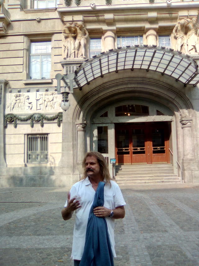 Leslie Mandoki vor der ehrwürdigen Franz-Liszt-Musikakademie, die er einst besucht hat.