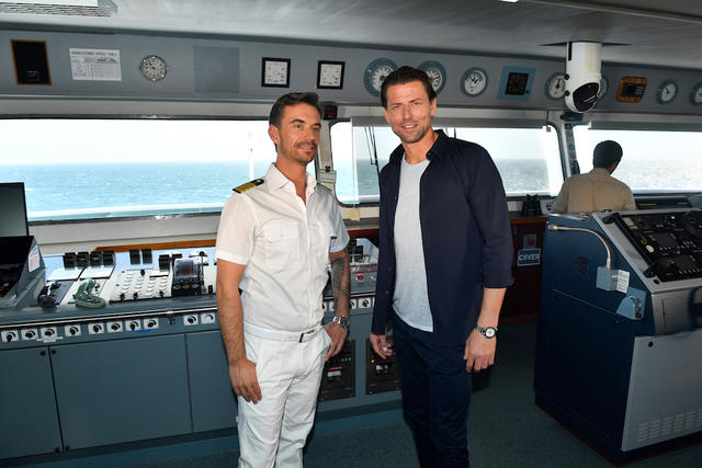 Prominenter Besuch auf dem Traumschiff: der ehemalige Nationaltorwart Roman Weidenfeller (r.) besucht Kapitän Max Parger (Florian Silbereisen, l.) auf der Brücke des Traumschiffs.