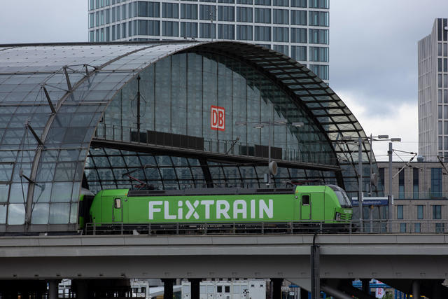 Ein Flixtrain-Zug wird durch einen Bahnhof