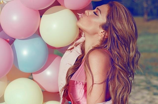 Maria Voskania präsentiert ein bewegendes Video zu ihrer Single „Küss mich“.