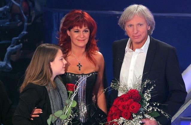 Tochter Lena-Maria Ferber (links) und Ehemann Uli Ferber überraschten Andrea Berg zu ihrem 50. Geburtstag im TV.