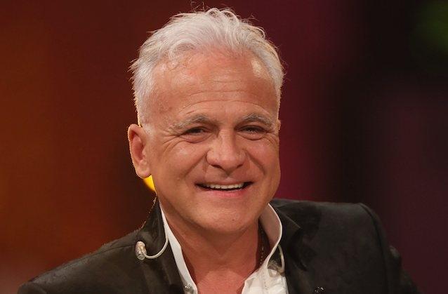 Nino de Angelo kritisiert die Schlagerbranche und wird von Medien boykottiert. Nino de Angelo sorgt mit seinen Aussagen für Wirbel.