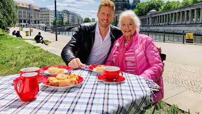 Maximilian Arland mit seiner Oma Margarethe, die mit 88 Jahren noch seinen Fanclub leitet. 