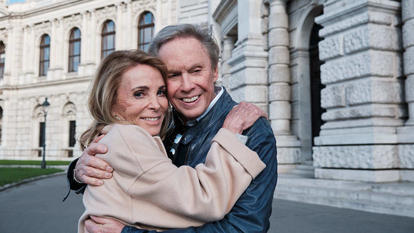 Ingrid und Peter Kraus umarmen sich vor dem Wiener Burgtheater