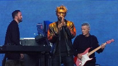 Massive Attack 2018 in Berlin, Angelo Bruschini rechts an der Gitarre
