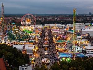 Das Oktoberfest in München ist das größte Volksfest der Welt.