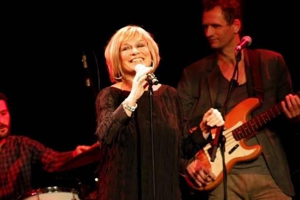 Noch heute verzaubert Mary Roos ihre Zuschauer mit ihrem jugendlichen Auftreten. Noch heute verzaubert Mary Roos ihre Zuschauer mit ihrem jugendlichen Auftreten.