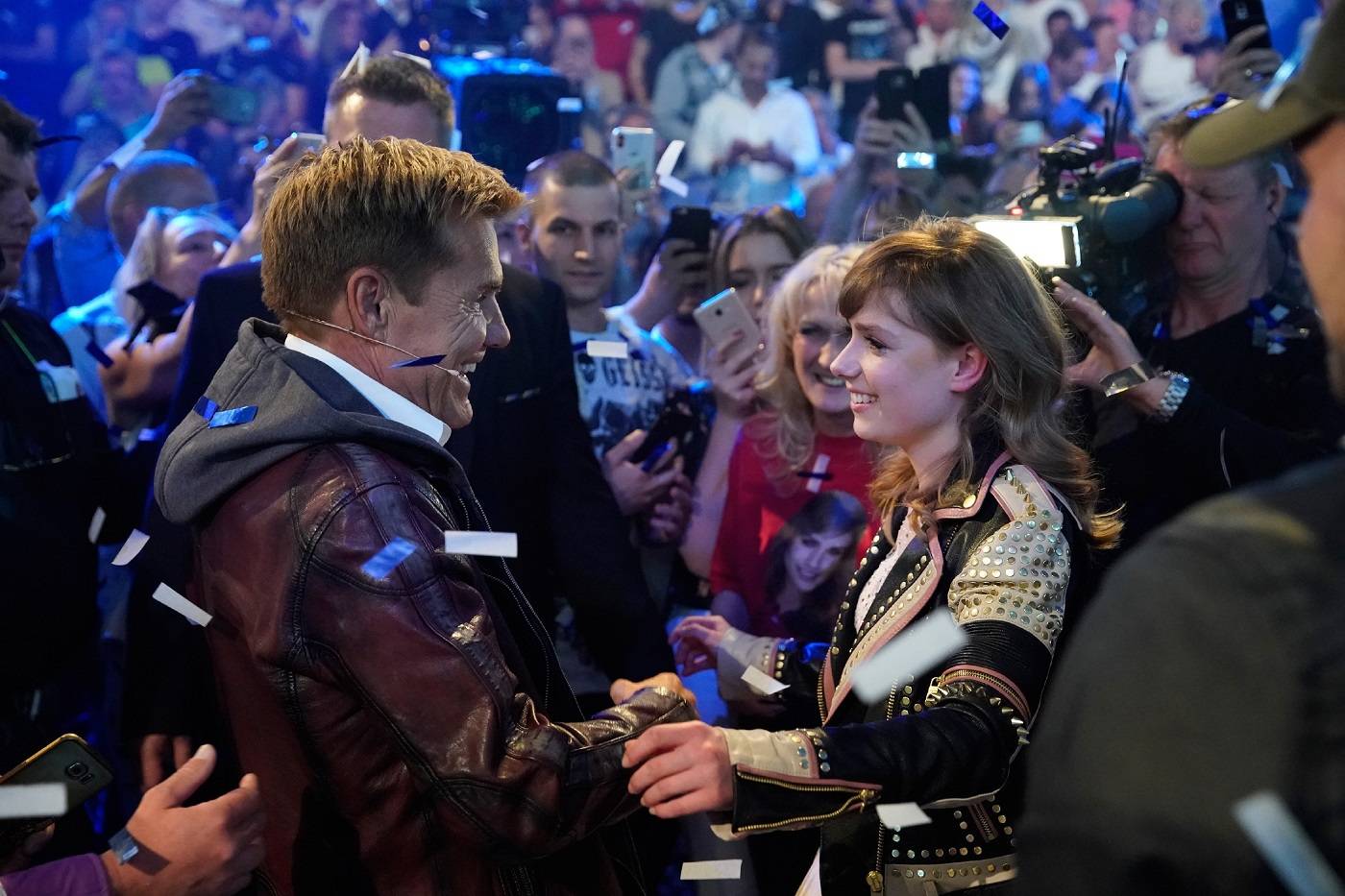 Der Pop-Titan schrieb Marie den Siegertitel "Königlich" auf den Leib. Dieter Bohlen gratuliert "DSDS"-Siegerin Marie Wegener.