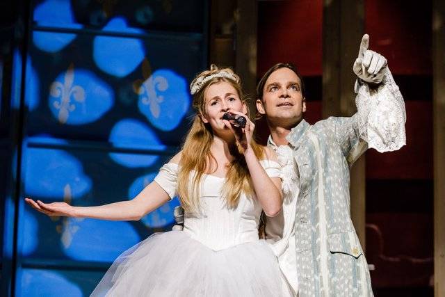 Ein Traumpaar – auf jeden Fall auf der Bühne! Privat sind sie „nur“ gut befreundet: die aus Film- und Fernsehen bekannte Teresa Klamert und Vollblut-Entertainer Tim Wilhelm von der Münchener Freiheit. Ein Traumpaar – auf jeden Fall auf der Bühne! Privat sind sie „nur“ gut befreundet: die aus Film- und Fernsehen bekannte Teresa Klamert und Vollblut-Entertainer Tim Wilhelm von der Münchener Freiheit.