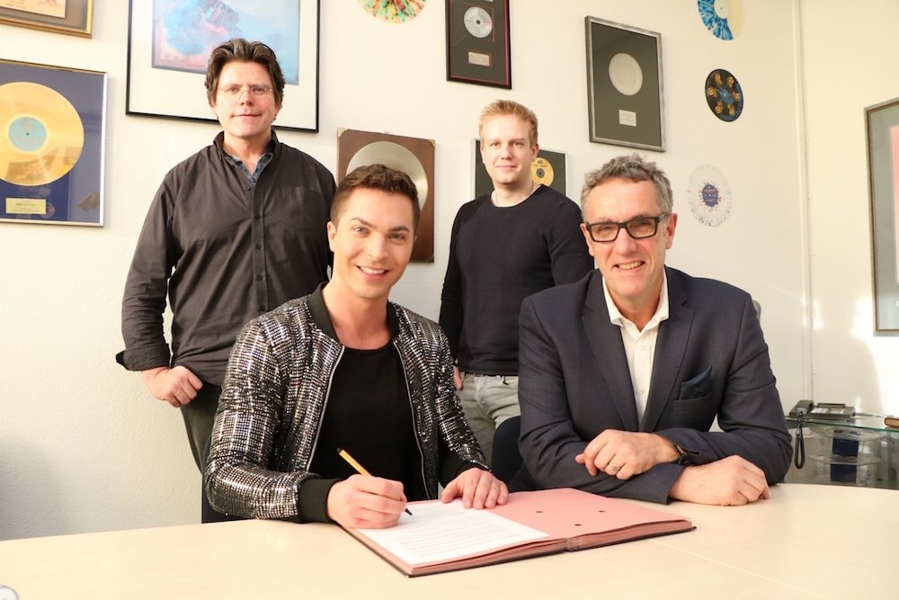 Julian David bei der Vertagsunterzeichnung.