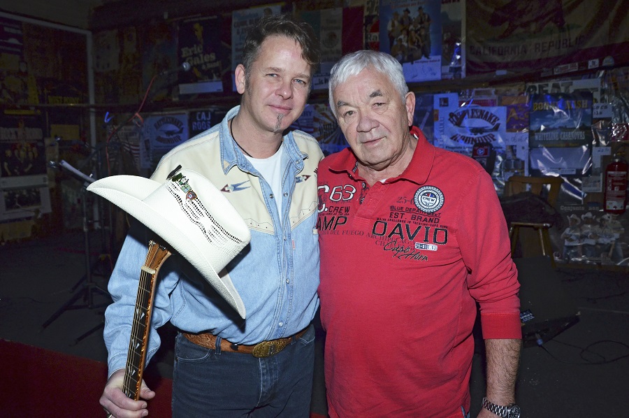 Gus Backus (rechts) und sein Sohn Jeffrey im Rattlesnake Saloon in München im Jahr 2016. Gus Backus (rechts) und sein Sohn Jeffrey im Rattlesnake Saloon in München im Jahr 2016.