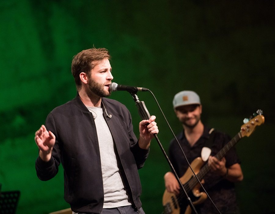 Josh startete mit seinem Song „Cordula Grün“ 2018 richtig durch. Jetzt kommt die nächste Single: „Vielleicht“. Josh startete mit seinem Song „Cordula Grün“ 2018 richtig durch. Jetzt kommt die nächste Single: „Vielleicht“.
