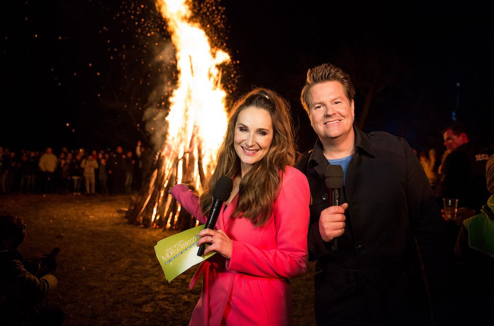 Das „MDR-Osterfeuer“ wird am Oster-Samstag gezündet. Die Moderatoren Sarah von Neuburg und Lars-Christian Karde.