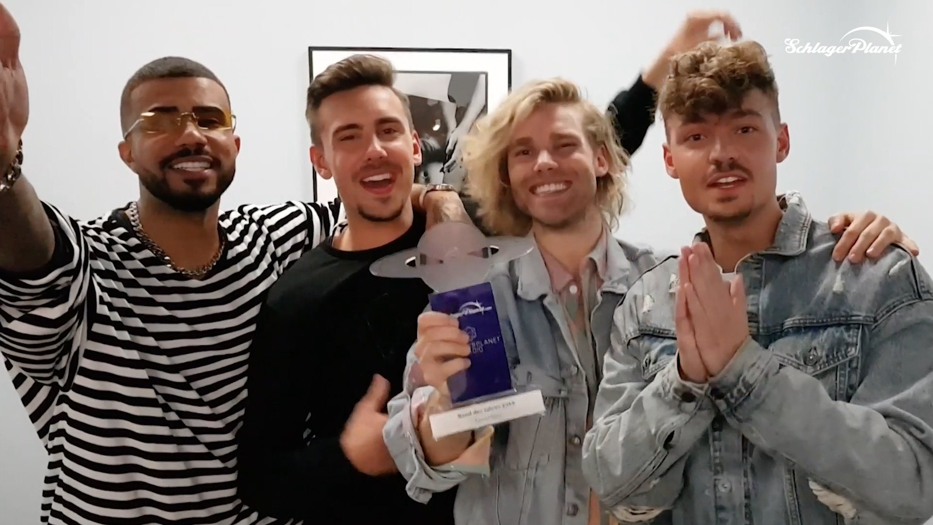 Feuerherz freuen sich über ihren Schlagerplanet Award. 