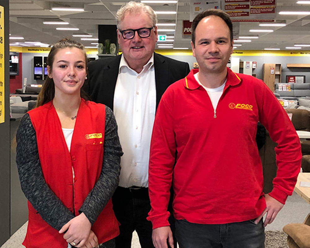 POCO Mitarbeiter v.l.n.r. Auszubildende Leyla Stehmeier, Markleiter Oliver Siegel und Trainee Martkleiter Ronald Groenert. 