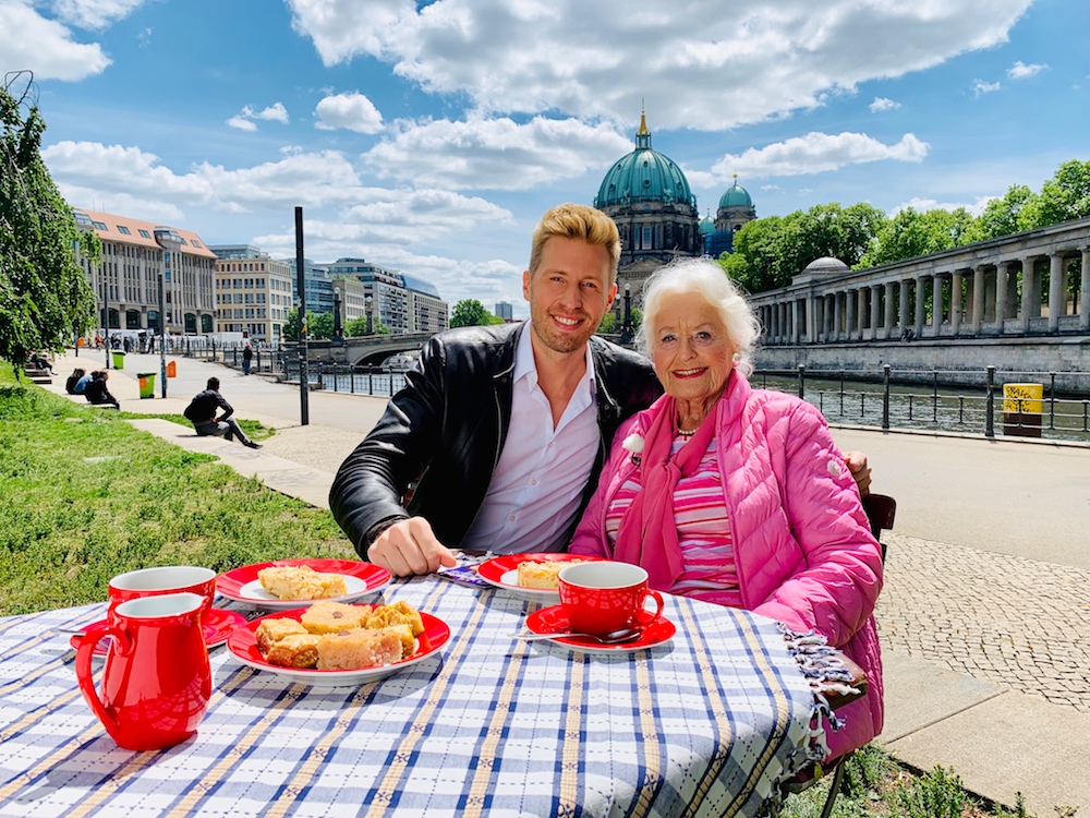 Maximilian Arland mit seiner Oma Margarethe, die mit 88 Jahren noch seinen Fanclub leitet.  Maximilian Arland mit seiner Oma Margarethe, die mit 88 Jahren noch seinen Fanclub leitet.