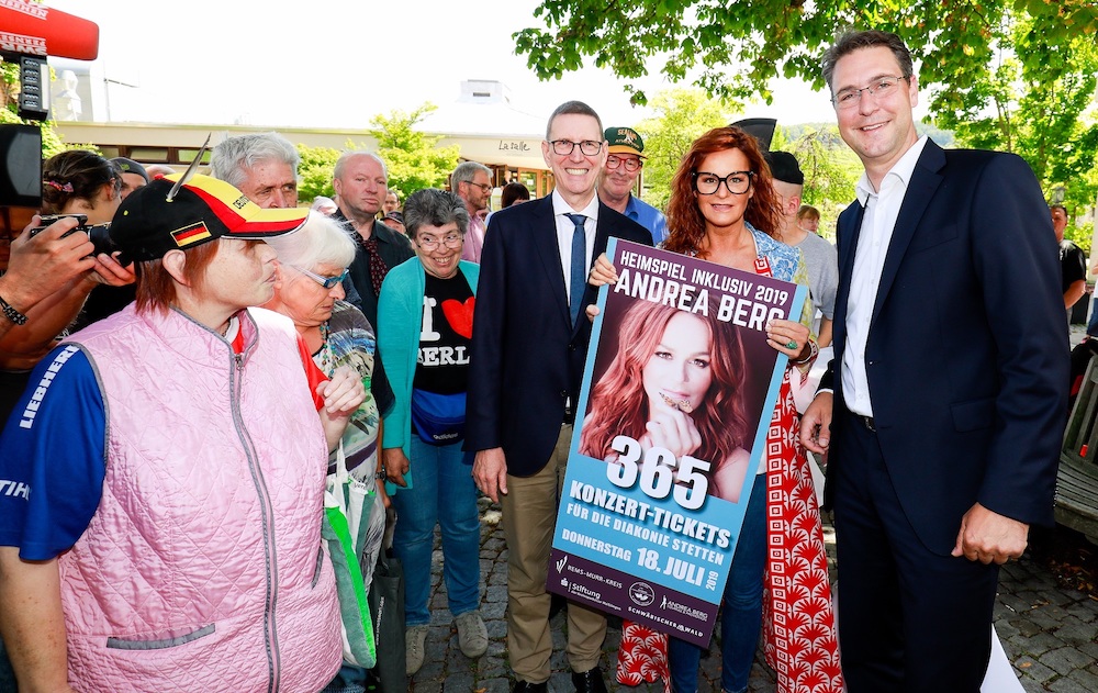 Andrea Berg bei der symbolischen Übertgabe der Konzerttickets.  Andrea Berg bei der symbolischen Übertgabe der Konzerttickets.