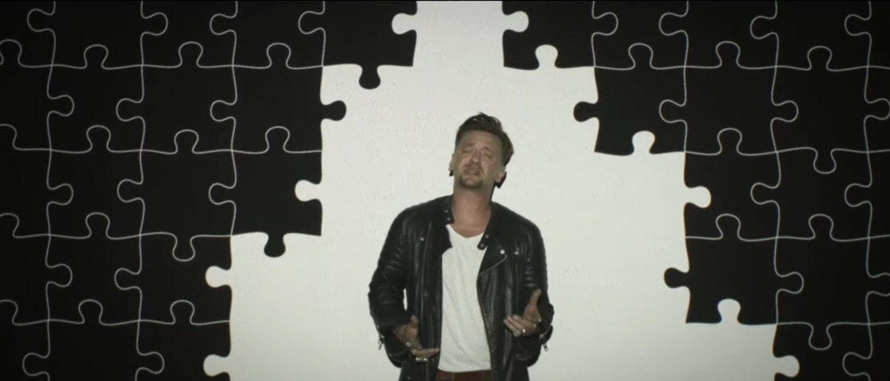 Ben Zucker in seinem neuen Video.  Ben Zucker in einem symbolischen Puzzle