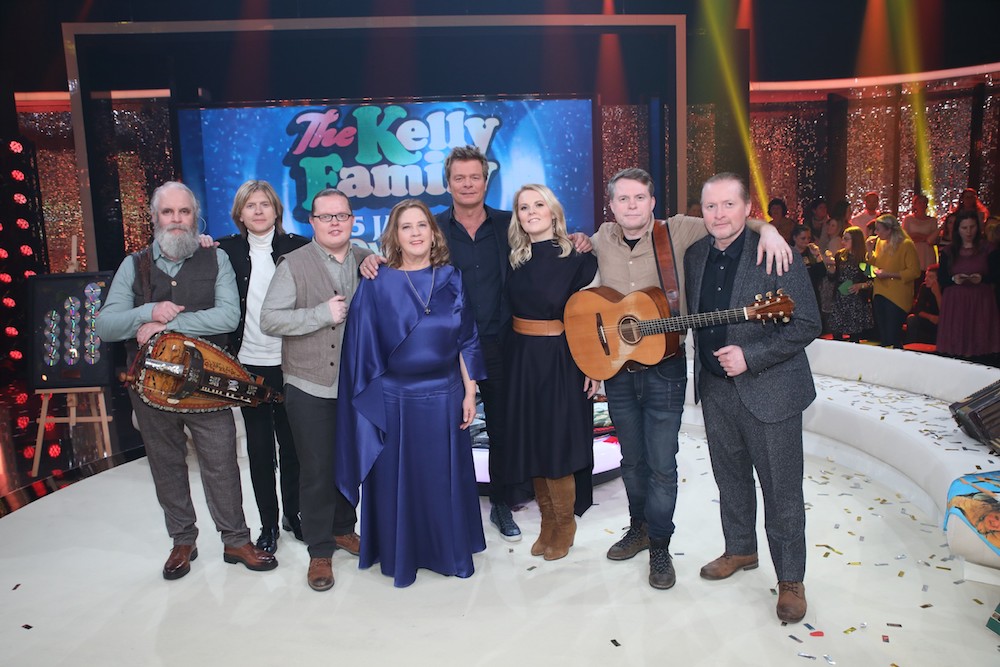 The Kelly Family John, Paul, Angelo, Kathy, Patricia, Jimmy und Joey (v.l.) und Oliver Geissen (M.). The Kelly Family John, Paul, Angelo, Kathy, Patricia, Jimmy und Joey (v.l.) und Oliver Geissen (M.).