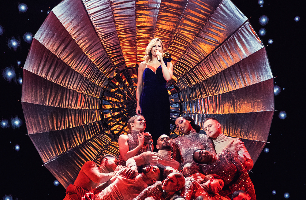 Helene Fischer in einem der vielen atemberaubenden Bühnenbilder der neuen "Helene Fischer Show".  Helene Fischer in einem der vielen atemberaubenden Bühnenbilder der neuen "Helene Fischer Show".