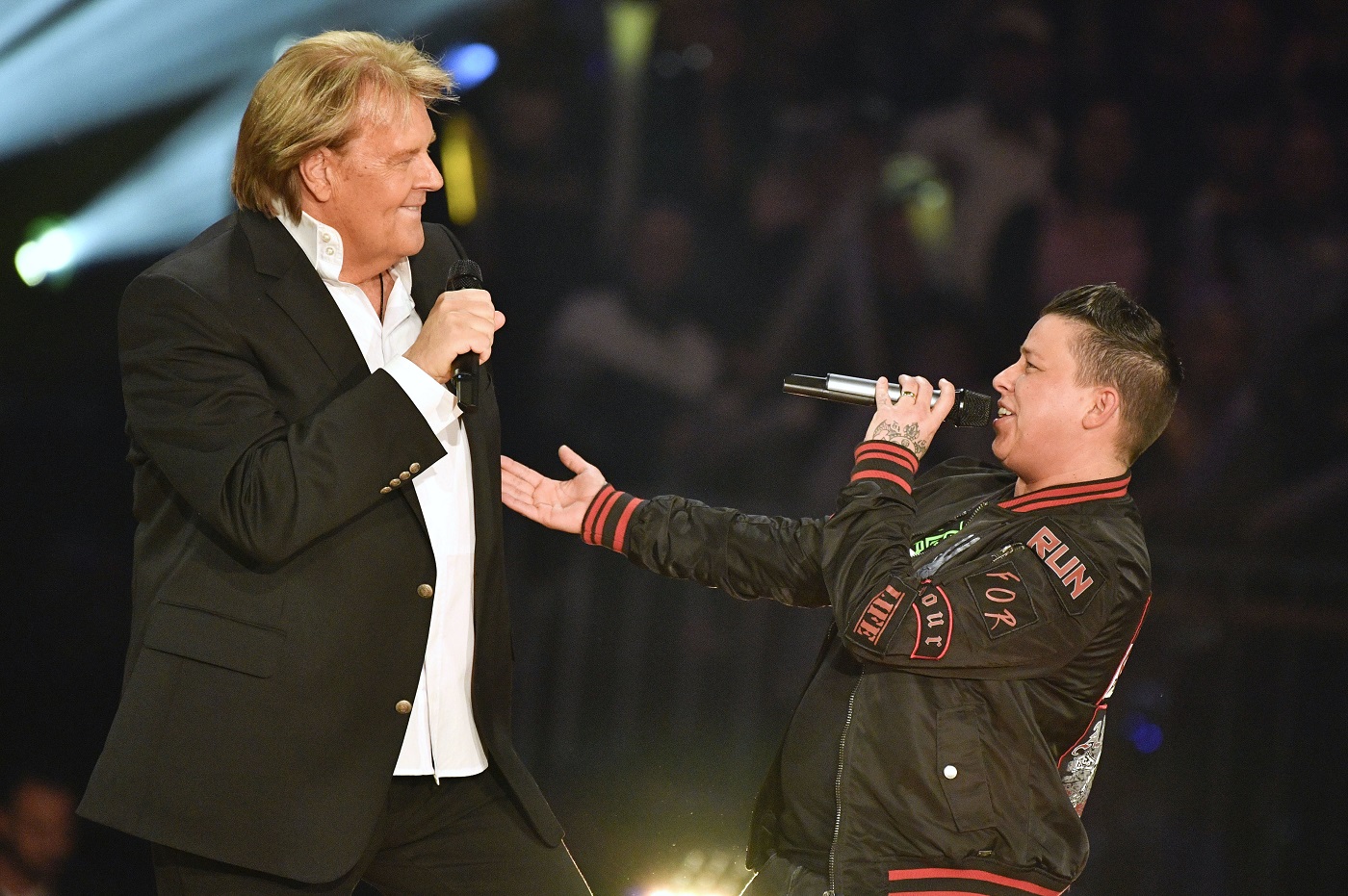 Howard Carpendale und Kerstin Ott singen gemeinsam  „Wegen dir (Nachts wenn alles schläft)“. Howard Carpendale und Kerstin Ott singen gemeinsam  „Wegen dir (Nachts wenn alles schläft)“.
