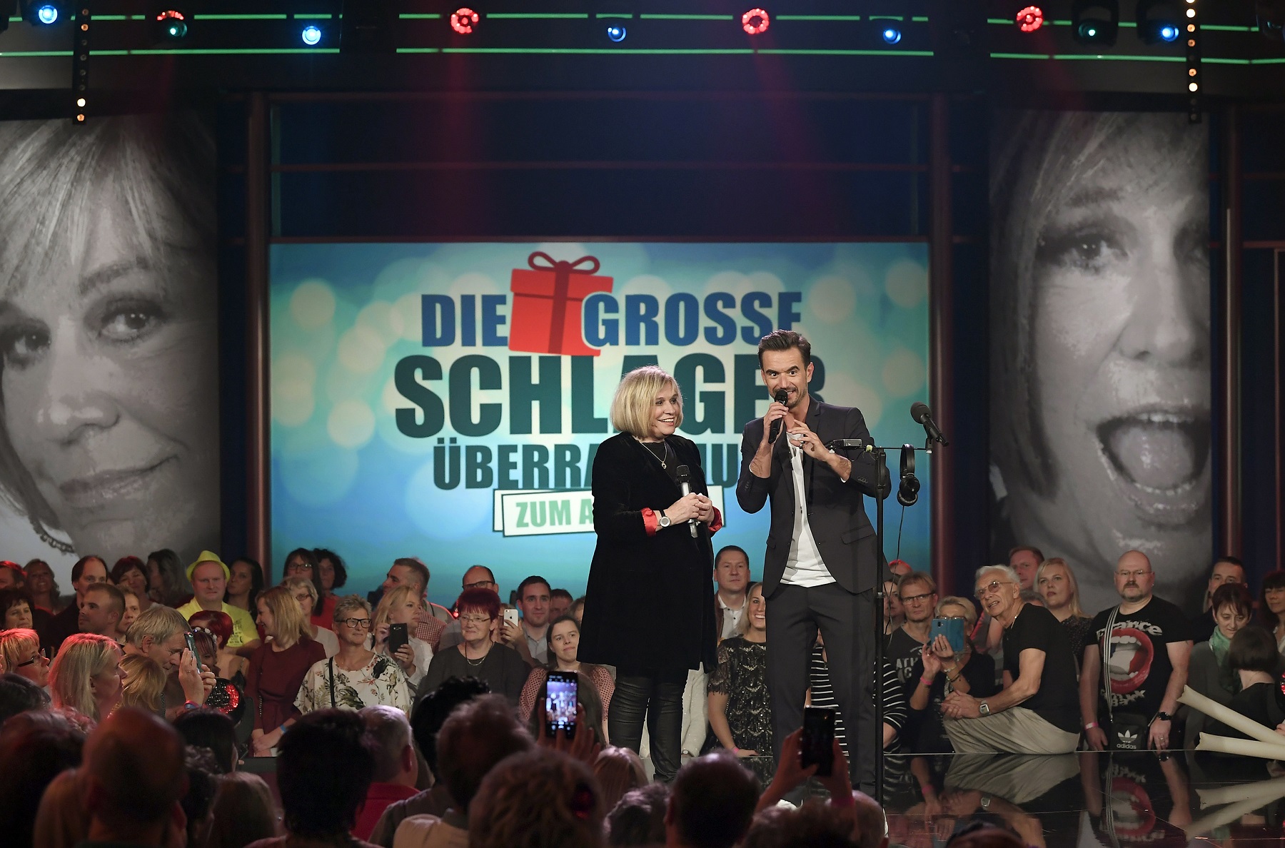 Florian Silbereisen überrascht Mary Roos im MDR. Florian Silbereisen überrascht Mary Roos im MDR.