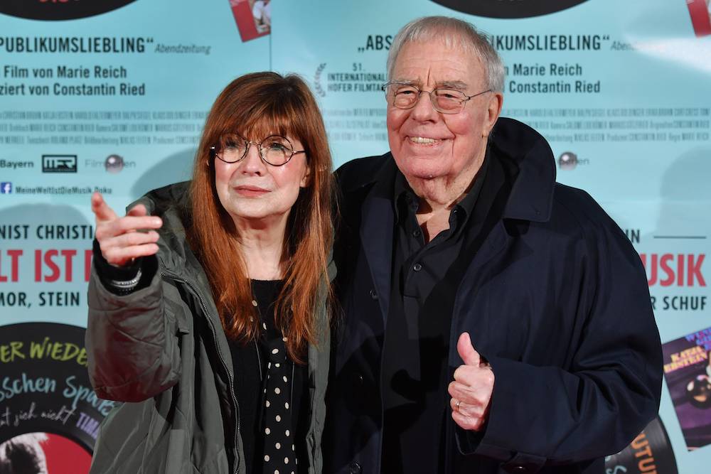 Der Komponist Christian Bruhn mit Schlagersängerin Katja Ebstein bei der Premiere des Dokumentarfilms „Meine Welt ist die Musik - Der Komponist Christian Bruhn“ 2019. Der Komponist Christian Bruhn mit Schlagersängerin Katja Ebstein bei der Premiere des Dokumentarfilms „Meine Welt ist die Musik - Der Komponist Christian Bruhn“ 2019.