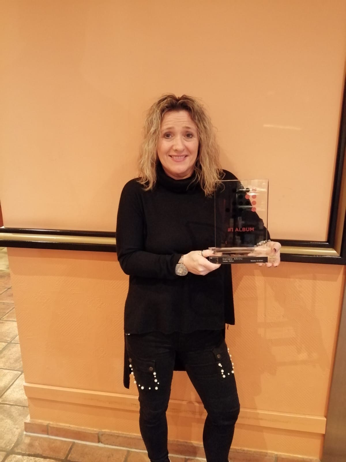 Daniela Alfinito mit dem Preis für den 1. Platz in den offiziellen Album-Charts.  Daniela Alfinito mit dem Preis für den 1. Platz in den offiziellen Album-Charts.