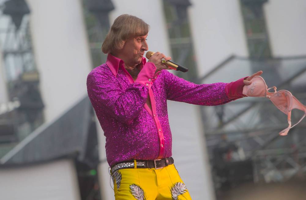 Dieter Thomas Kuhn bekommt auf der Bühne schon mal BHs zugeworfen.  Dieter Thomas Kuhn bekommt auf der Bühne schon mal BHs zugeworfen.