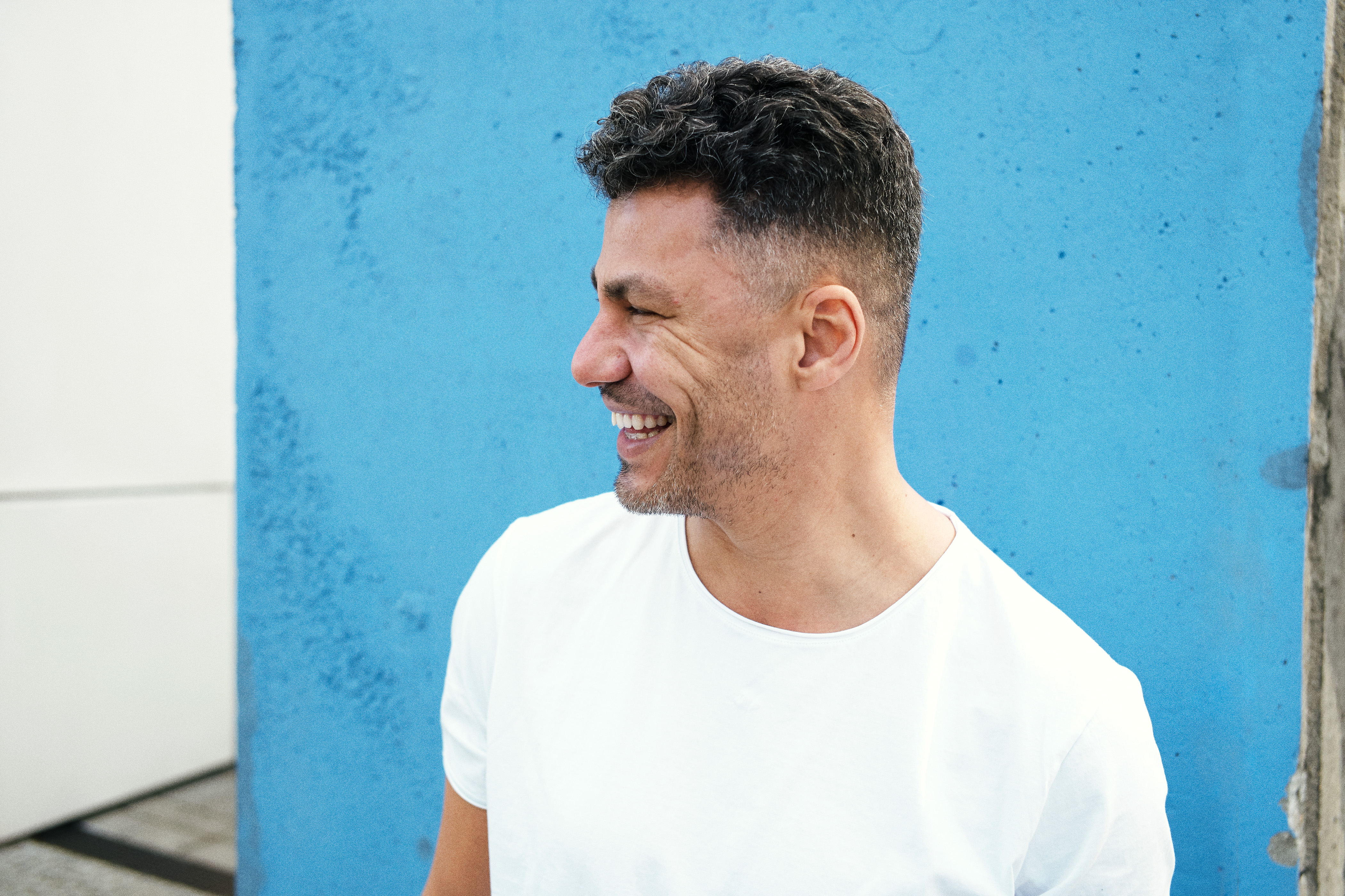 Kaled sorgt mit gitarrenlastigem Schlager-Pop in Münchner Mundart für echte Ohrwürmer. Kaled Schlager Musik Pop