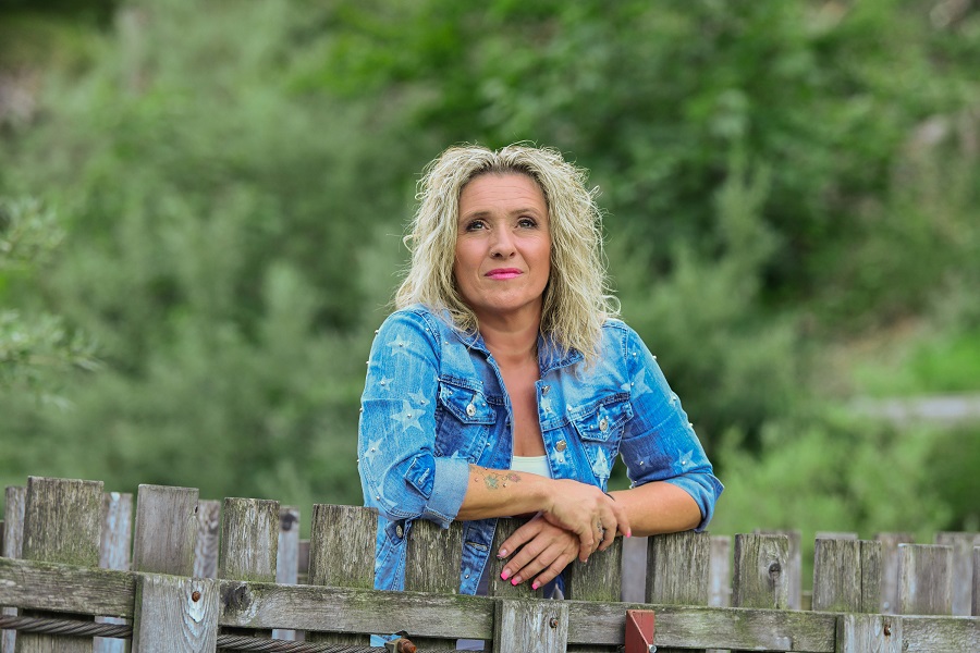 Daniela Alfinito präsentiert ihr neues Video zur Single „Warum?“.