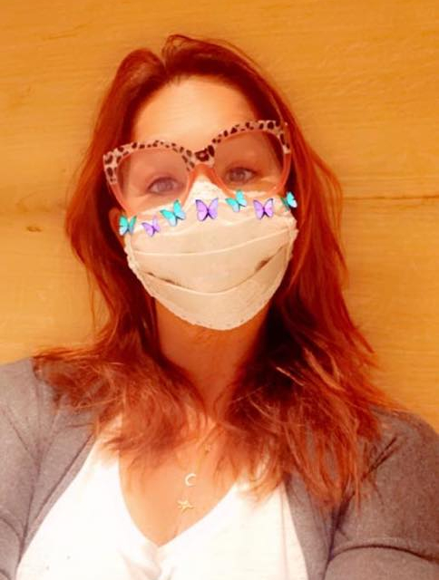 Andrea Berg mit einer ihrer selbstgemachten Atemschutzmasken. 