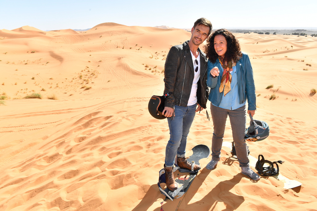Hanna Liebhold (Barbara Wussow, r.) ist es gelungen, Kapitän Max Parger (Florian Silbereisen, l.) zu einem "Skiausflug" in die goldenen Sanddünen zu überreden. Hanna Liebhold (Barbara Wussow, r.) ist es gelungen, Kapitän Max Parger (Florian Silbereisen, l.) zu einem "Skiausflug" in die goldenen Sanddünen zu überreden.