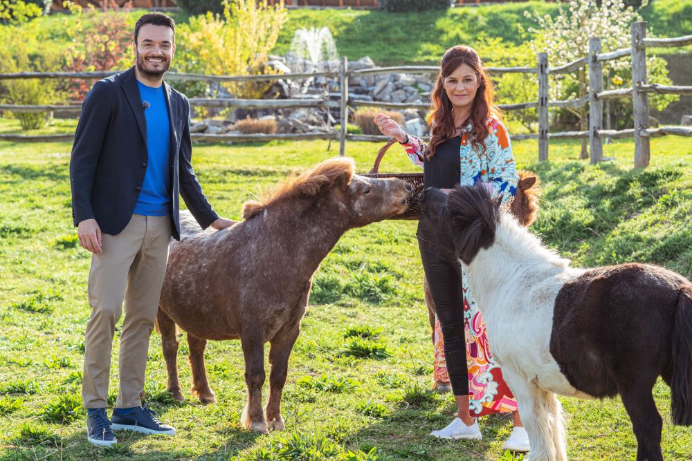 Giovanni Zarrella und Andrea Berg auf dem Sonnenhof in „Andrea Berg – Das Leben ist ein Mosaik“. Giovanni Zarrella und Andrea Berg auf dem Sonnenhof in „Andrea Berg – Das Leben ist ein Mosaik“.