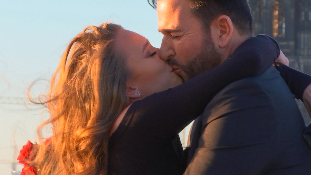 Laura Müller und Michael Wendler – der Kuss nach der geglückten Verlobung.  Laura Müller und Michael Wendler – der Kuss nach der geglückten Verlobung.