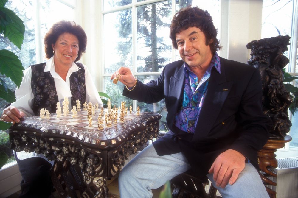 Tony Marshall mit Ehefrau Gaby beim Schach spielen im heimischen Wohnzimmer in Baden-Baden. 