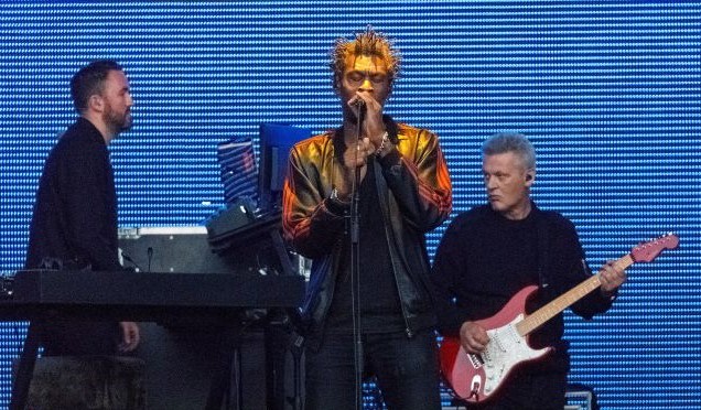 Massive Attack 2018 in Berlin, Angelo Bruschini rechts an der Gitarre