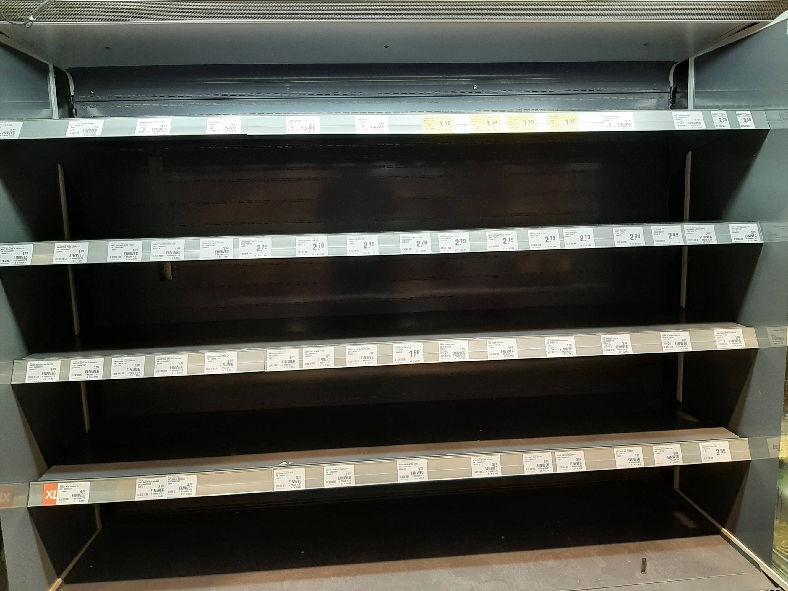 Ein leeres Regal in einem Supermarkt