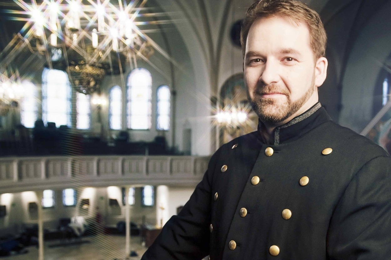 Ronny Weiland ist traditionell gekleidet; perfekt abgestimmt auf seine Lieder aus der russischen Folklore! Ronny Weiland neues Album
