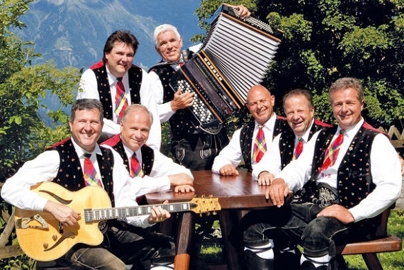 Die Kastelruther Spatzen müssen sich mit schweren Vorwürfen auseinandersetzen. Die Band lässt die Musik im Studio zum Teil von anderen Musikern einspielen. Kastelruther Spatzen