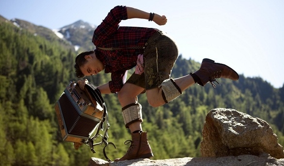 Andreas Gabalier präsentiert Lederhose und Akkordeon mal ganz anders. Das macht ihn so einzigartig! Andreas Gabalier