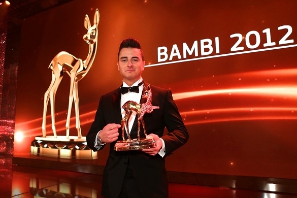 Andreas Gabalier empfängt voller Stolz seinen Bambi - für die Gala hat er ausnahmsweise mal Anzug statt Lederhose angezogen. Andreas Gabalier Bambi