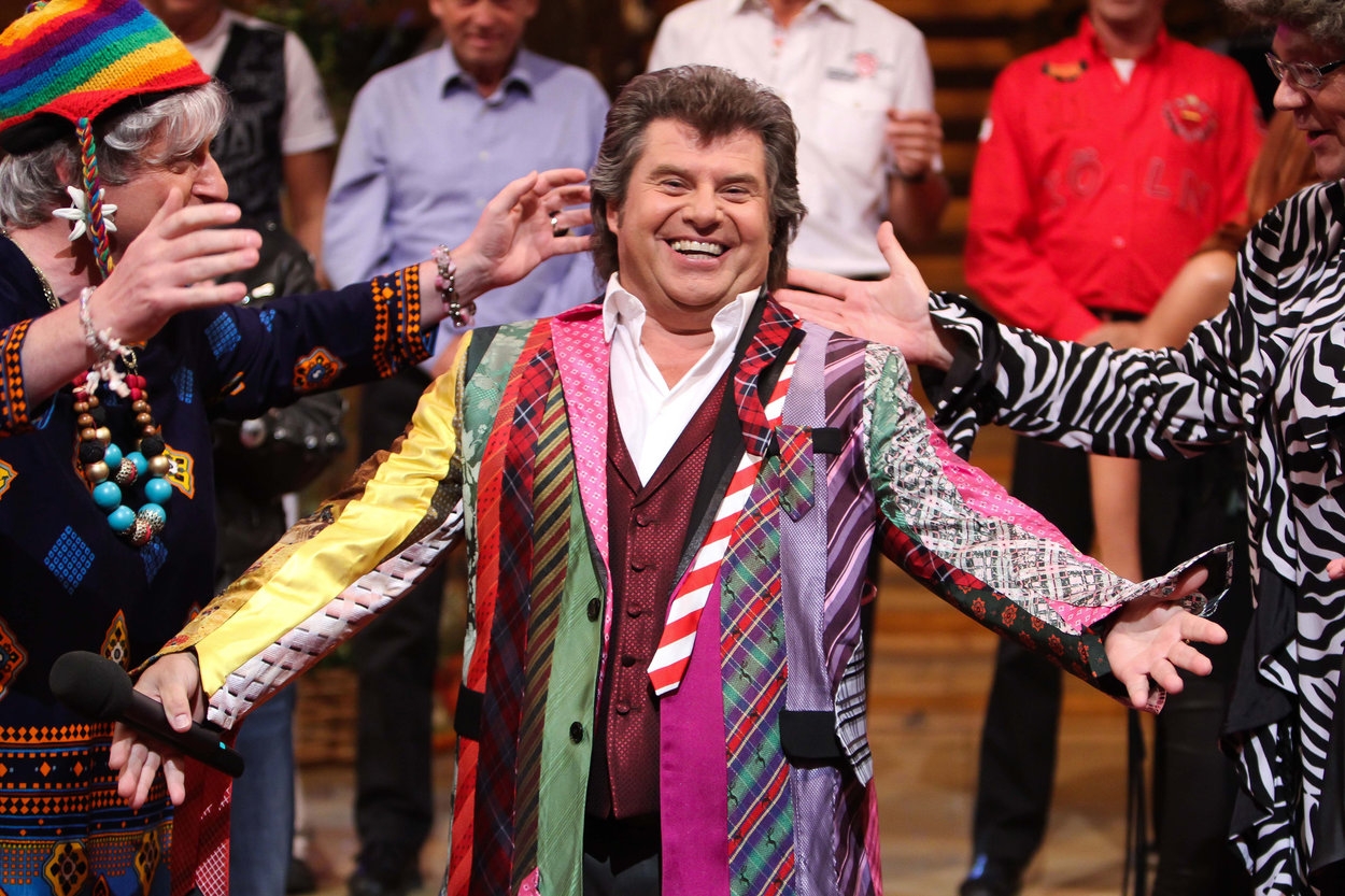 Andy Borg spiegelt seine Frohnatur beim Silvesterstadl in Krefeld mit seinem Outfit wieder! Steht ihm! Andy Borg Musikantenstadl Krefeld