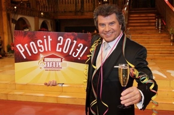 Ein Millionenpublikum verfolgt jedes Jahr die Sonderausgabe des „Musikantenstadls“ in der ARD und feiert gemeinsam mit Andy Borg und seinen Gästen ins Neue Jahr. Silversterstadl Andy Borg