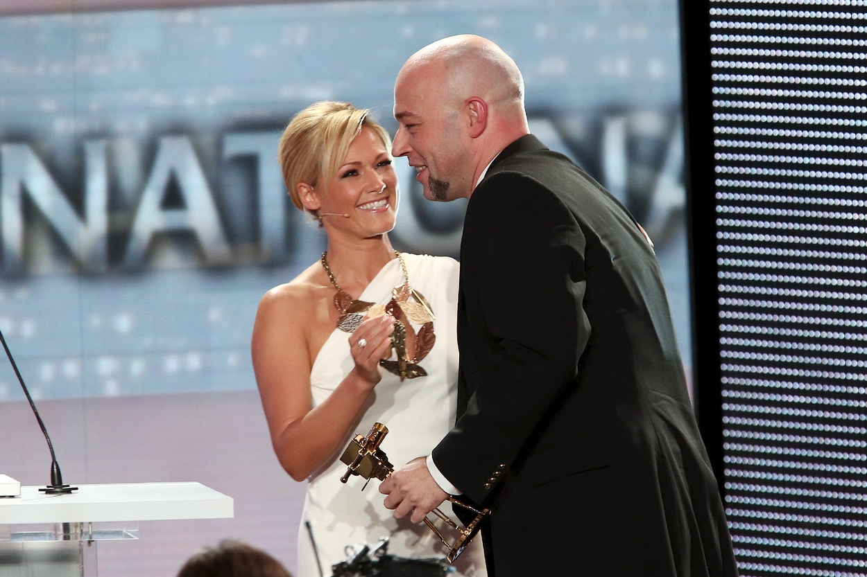 Helene Fischer überreicht den begehrten Preis an den Gewinner des Abends! Die goldene Kamera