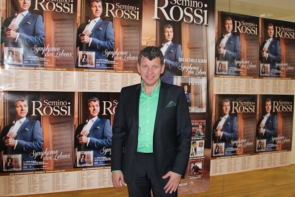 Semino Rossi blickt erwartungsvoll in die Zukunft. Freuen darf er sich in jedem Fall! Semino Rossi