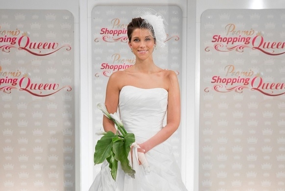 Anna-Maria Zimmermann plant noch lange nicht zu heiraten und so versteigerte sie das bezaubernde Brautkleid. anna-maria zimmermann Promi Shopping Queen